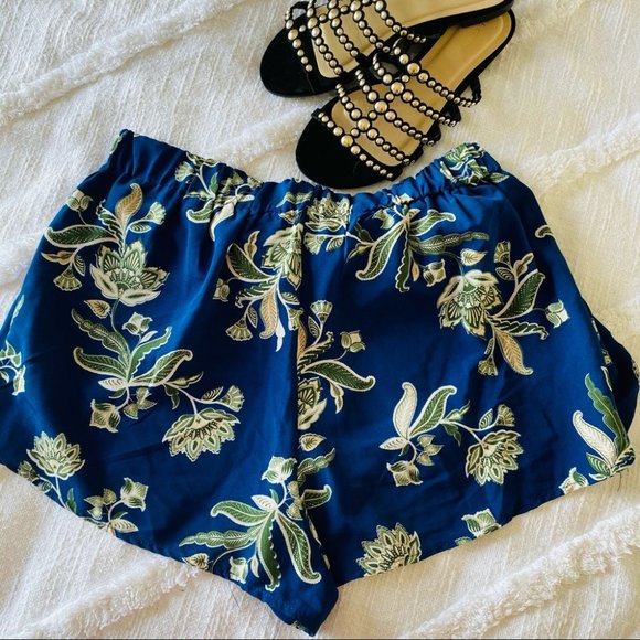 Floral Blue Women's Shorts - Picture 4 of 4